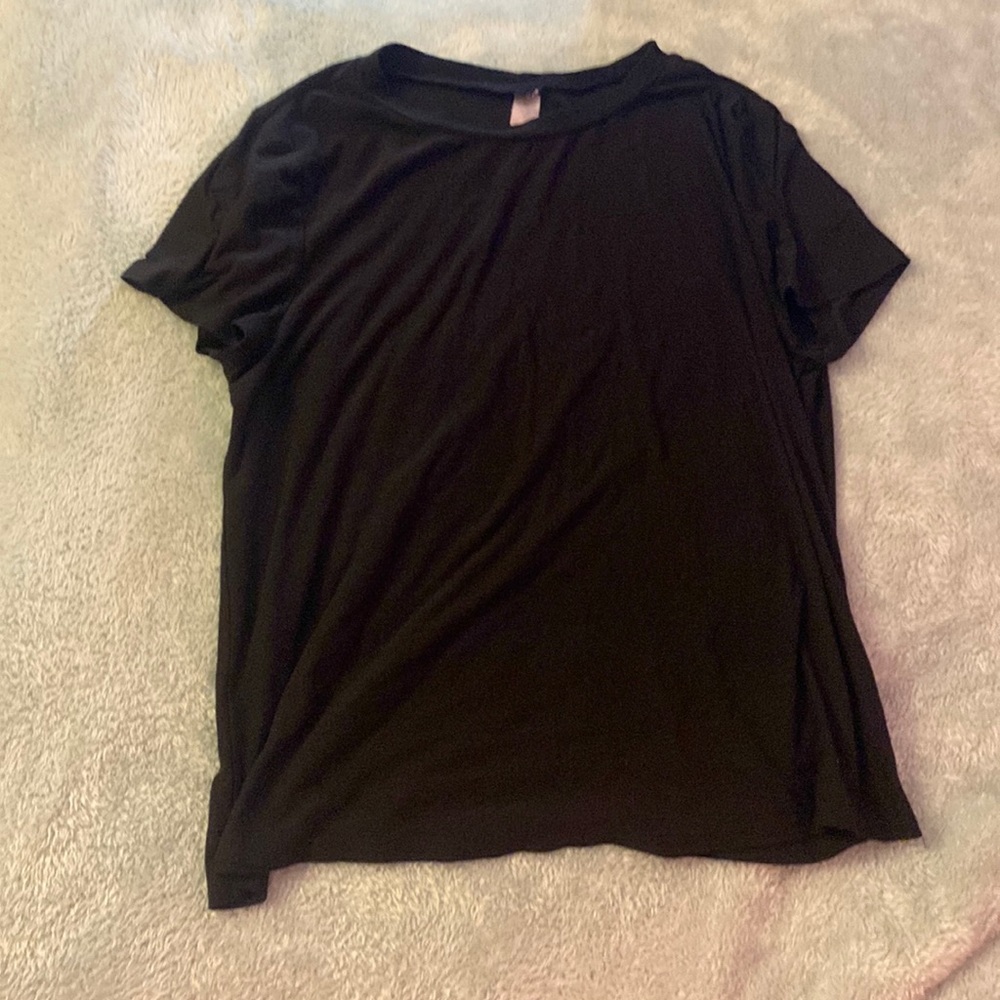 Selling a black t shirt in an XL